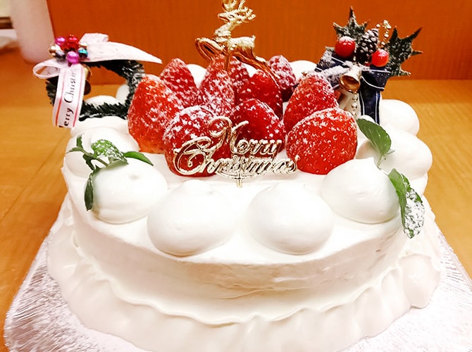 写真:赤いコックさんが作ったクリスマスケーキ