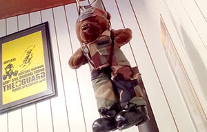 写真:ガードカレーのマスコットマスコット、軍クマのガードくんが天井から吊り下げられている